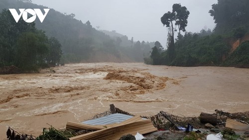 Storm Etau brings heavy rain to central Vietnam - ảnh 1