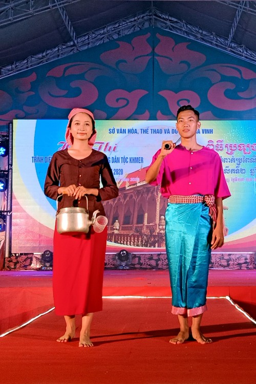 Khmer people put traditional outfits on display at Ok Om Bok Festival - ảnh 9