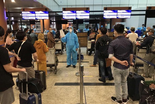 Vietnamese citizens stranded in Angola, Myanmar, fly home - ảnh 1
