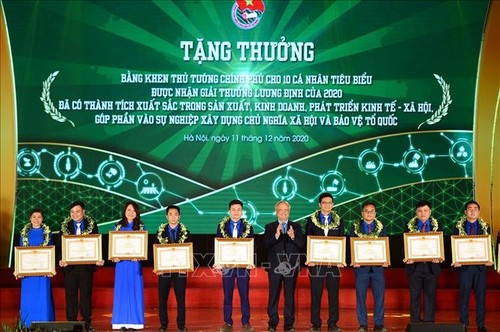 2020 Luong Dinh Cua Award given to 56 young people - ảnh 1