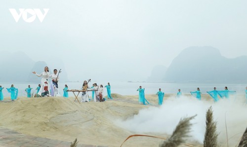 Ao Dai Festival excites crowds in Quang Ninh province - ảnh 1