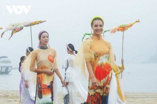 Ao Dai Festival excites crowds in Quang Ninh province - ảnh 5