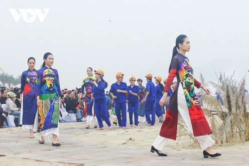 Ao Dai Festival excites crowds in Quang Ninh province - ảnh 8