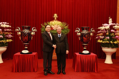 Lac Hong Trophies presented to 13th National Party Congress - ảnh 1