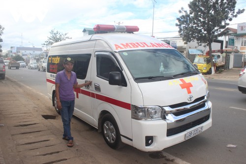 Charity ambulance service helps disadvantaged patients in Lam Dong - ảnh 1