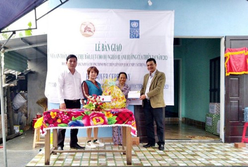 UNDP hands over storm and flood resillient houses for the poor in Quang Nam - ảnh 1