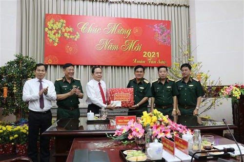 Party, State leaders visit and give Lunar New Year gifts to locals - ảnh 1
