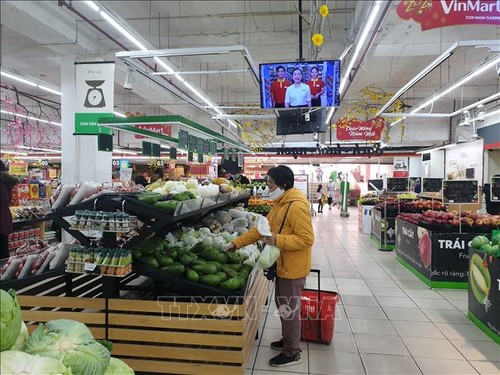 Supermarkets and shops re-open after Tet with stable prices - ảnh 1
