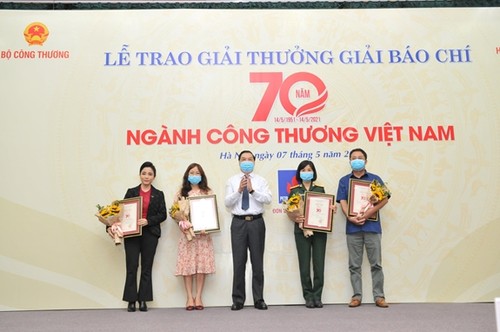 Journalistic works on Vietnam’s trade and industry honored - ảnh 1