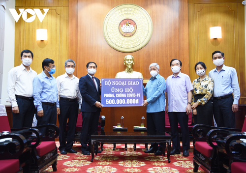 Ministry of Foreign Affairs donates 21,600 USD to COVID-19 Fund - ảnh 1