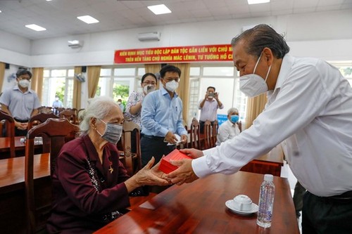 Deputy PM Truong Hoa Binh visits families of revolution contributors in HCM City - ảnh 1