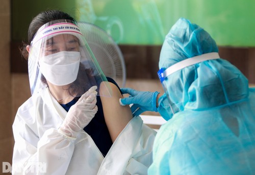  Foreigners in HCMC get vaccinated against COVID-19 - ảnh 1