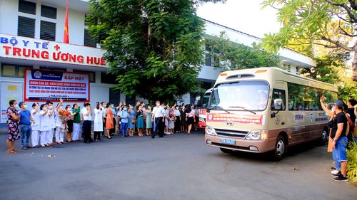 More medical workers leave for the south to fight epidemic - ảnh 1