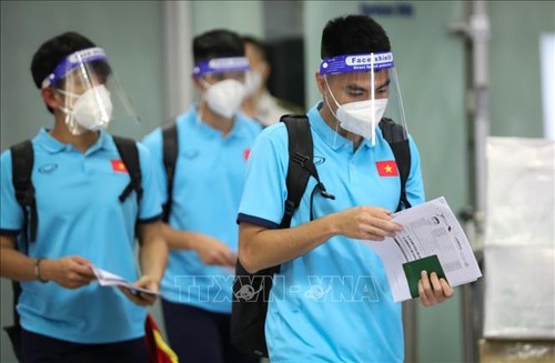 Vietnam football squad returns home for the next game with Australia - ảnh 1