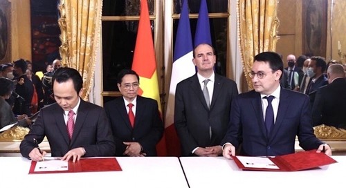 Vietnam, France sign cooperation deals between agencies, businesses - ảnh 2
