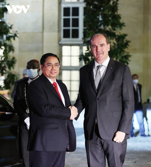 Prime Ministers of Vietnam, France hold talks  - ảnh 1