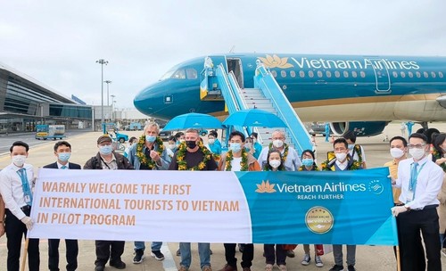 First international tourists arrive in Vietnam after months of sky closure - ảnh 1
