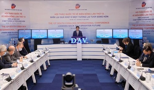 500 diplomats and scholars discuss East Sea issues - ảnh 1
