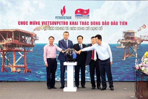 Vietnam welcomes first oil flow from BK-18A and BK-19 oil rigs   - ảnh 1