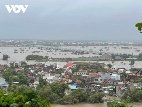 Floods kill 10 people in central region  - ảnh 1