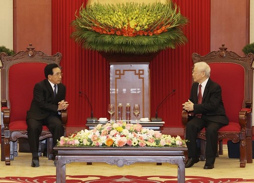 Party leader Nguyen Phu Trong receives Lao PM Phankham Viphavanh - ảnh 1