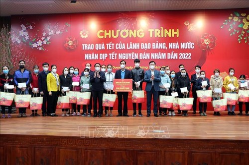 Disadvantaged and ethnic people receive Tet gifts - ảnh 1