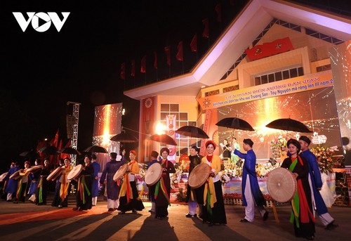 Kon Tum hosts folk performing arts festival  - ảnh 2
