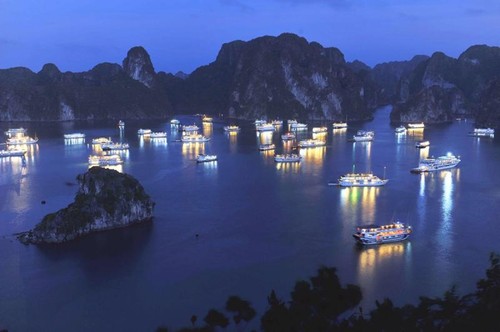 Night cruises to be launched in Ha Long city - ảnh 1