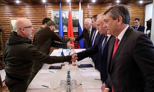 Russia says it will reduce military activity around Kyiv - ảnh 1