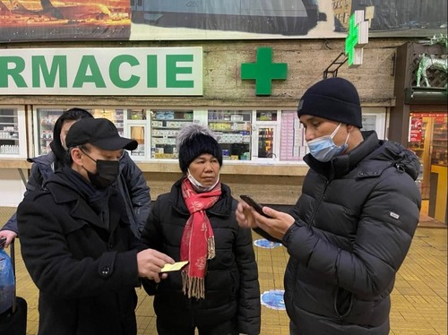 Vietnamese in Europe help compatriots fleeing Ukraine  - ảnh 1