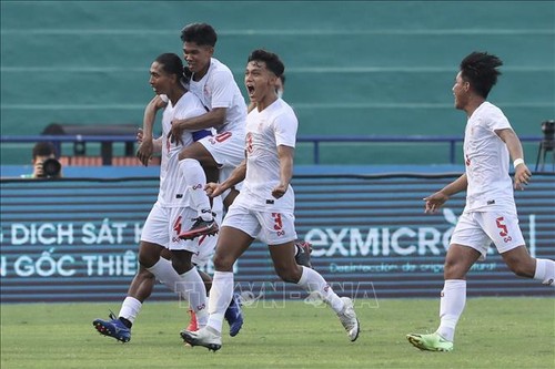 Men, women’s football teams compete in qualifying matches - ảnh 1