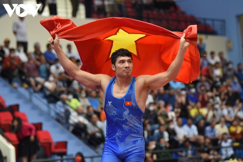 Wrestling team brings home 17 golds at SEA Games 31 - ảnh 13