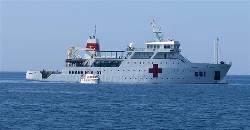 Naval ship offers free medical check-ups, medicine in Phu Yen - ảnh 1