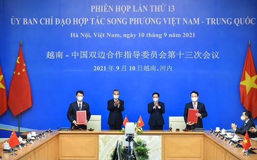 Vietnam, China foster political trust, substantive cooperation - ảnh 1