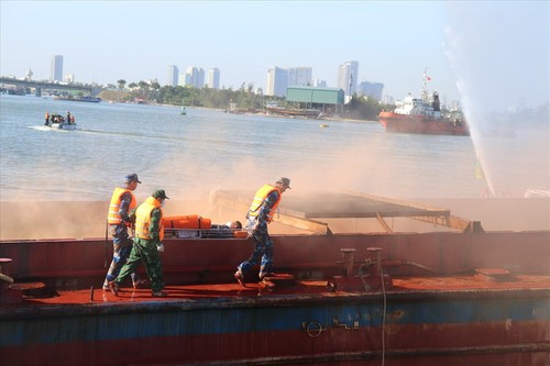 Da Nang city conducts drill to respond to oil spills at sea - ảnh 2