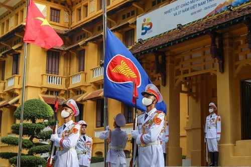 Vietnam strives with ASEAN for a strong Community - ảnh 1