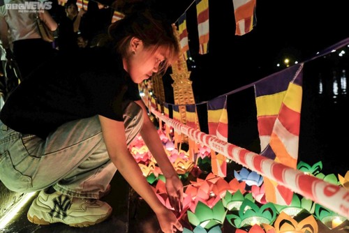 Thousands of Buddhist followers celebrate Vu Lan Festival - ảnh 10