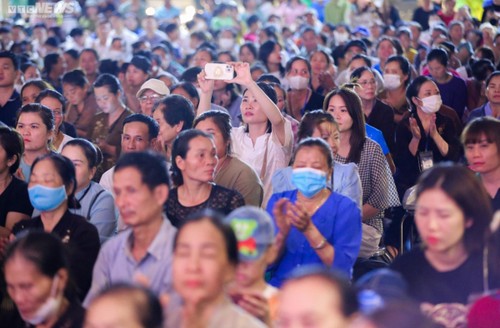 Thousands of Buddhist followers celebrate Vu Lan Festival - ảnh 4