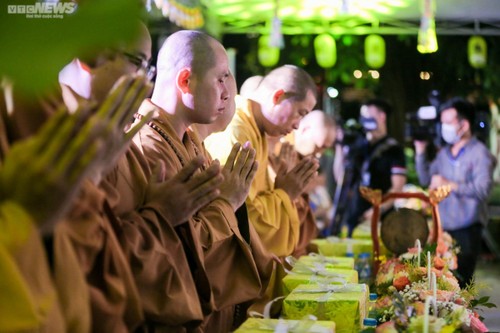Thousands of Buddhist followers celebrate Vu Lan Festival - ảnh 5