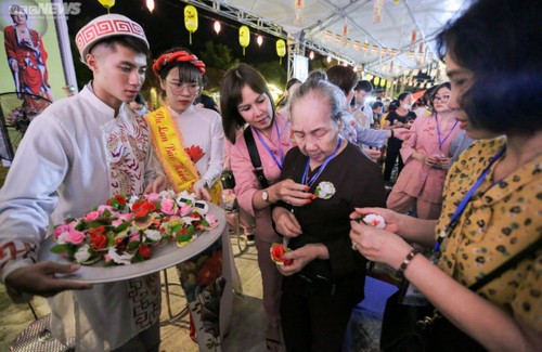 Thousands of Buddhist followers celebrate Vu Lan Festival - ảnh 7