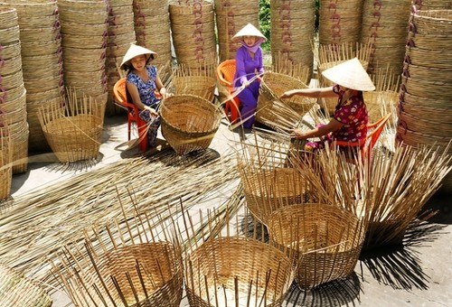 Khmer ethnic people in Soc Trang helped to develop traditional weaving craft - ảnh 1