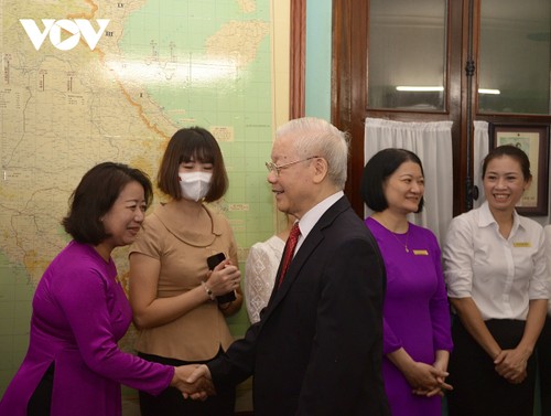 Party leader Nguyen Phu Trong offers incense in commemoration of President Ho Chi Minh - ảnh 2