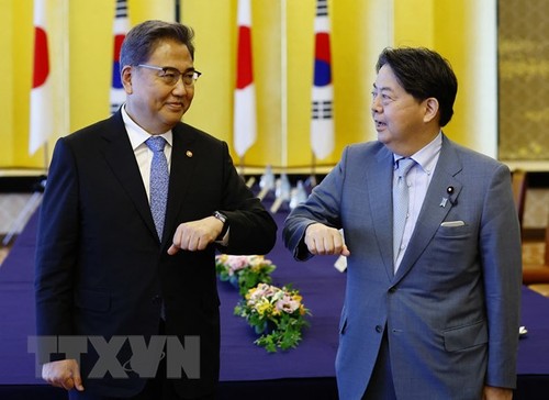 Japan and South Korea agree on improving bilateral ties - ảnh 1