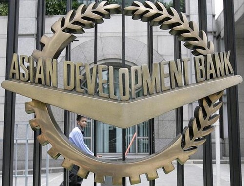 ADB lowers growth forecast for developing Asia - ảnh 1