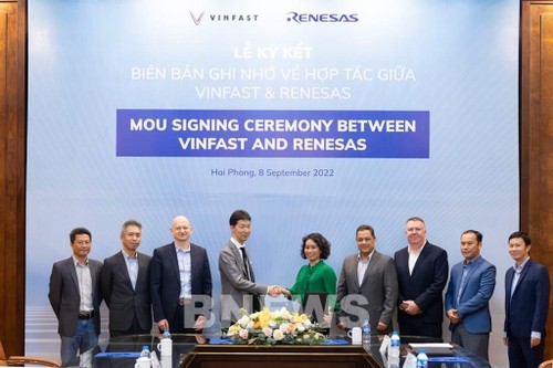 VinFast, Renesas sign Strategic Partnership to advance automobile technology - ảnh 1