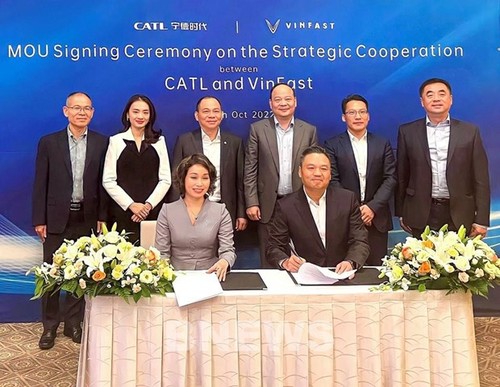 VinFast, CATL collaborate to develop e-vehicles globally - ảnh 1