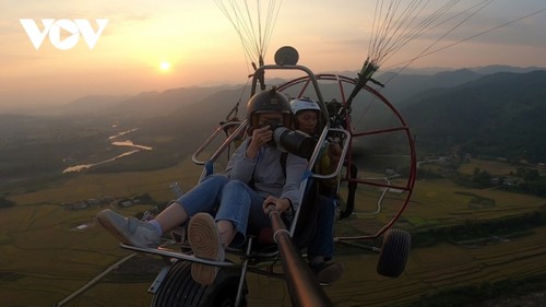 Paragliding over golden rice terrace fields in Northern Vietnam - ảnh 6
