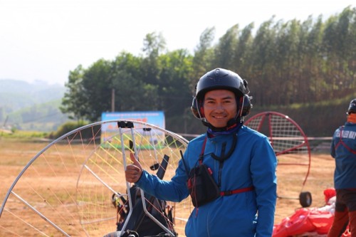 Paragliding over golden rice terrace fields in Northern Vietnam - ảnh 7