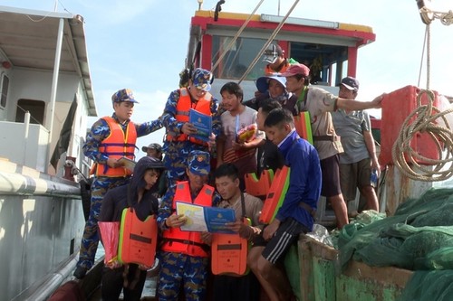 Naval Zone 5 disseminates legal information to fishermen   - ảnh 1