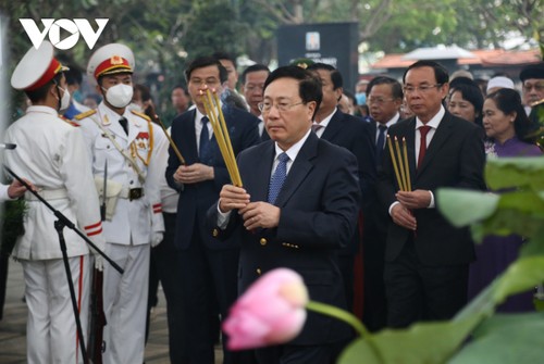 Party and State leaders pay tribute to late PM Vo Van Kiet - ảnh 1